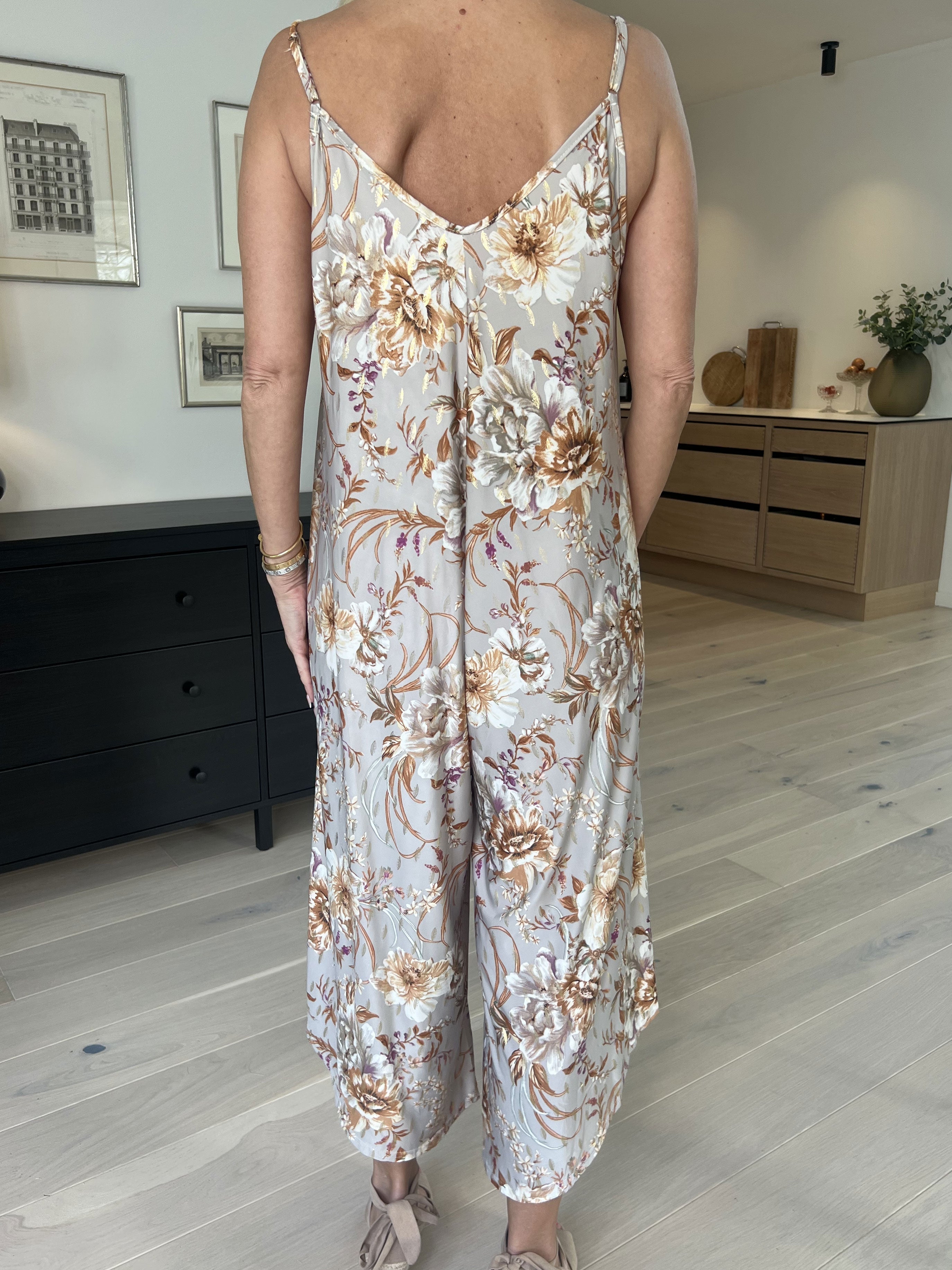 Monique Jumpsuit - Jumpsuit i elastiskt tyg med tunna axelband